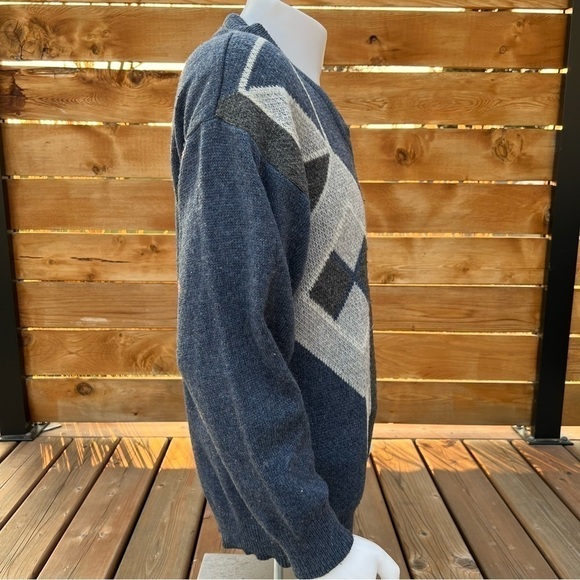 Vintage V-Neck Geometric Shetland Wool Print Sweater - Picture 5 of 10